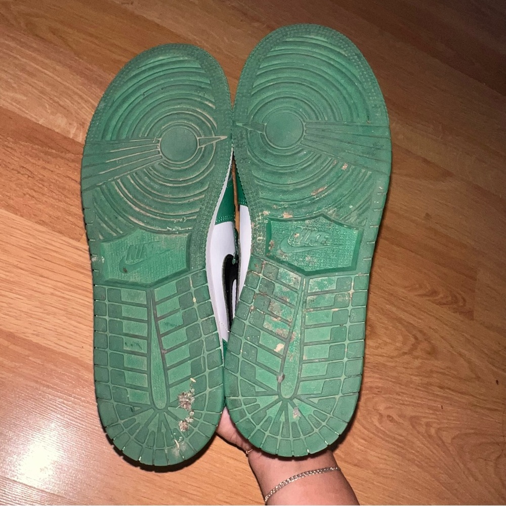 Nike Jordans 1 Low in Pine Green - Picture 4 of 6
